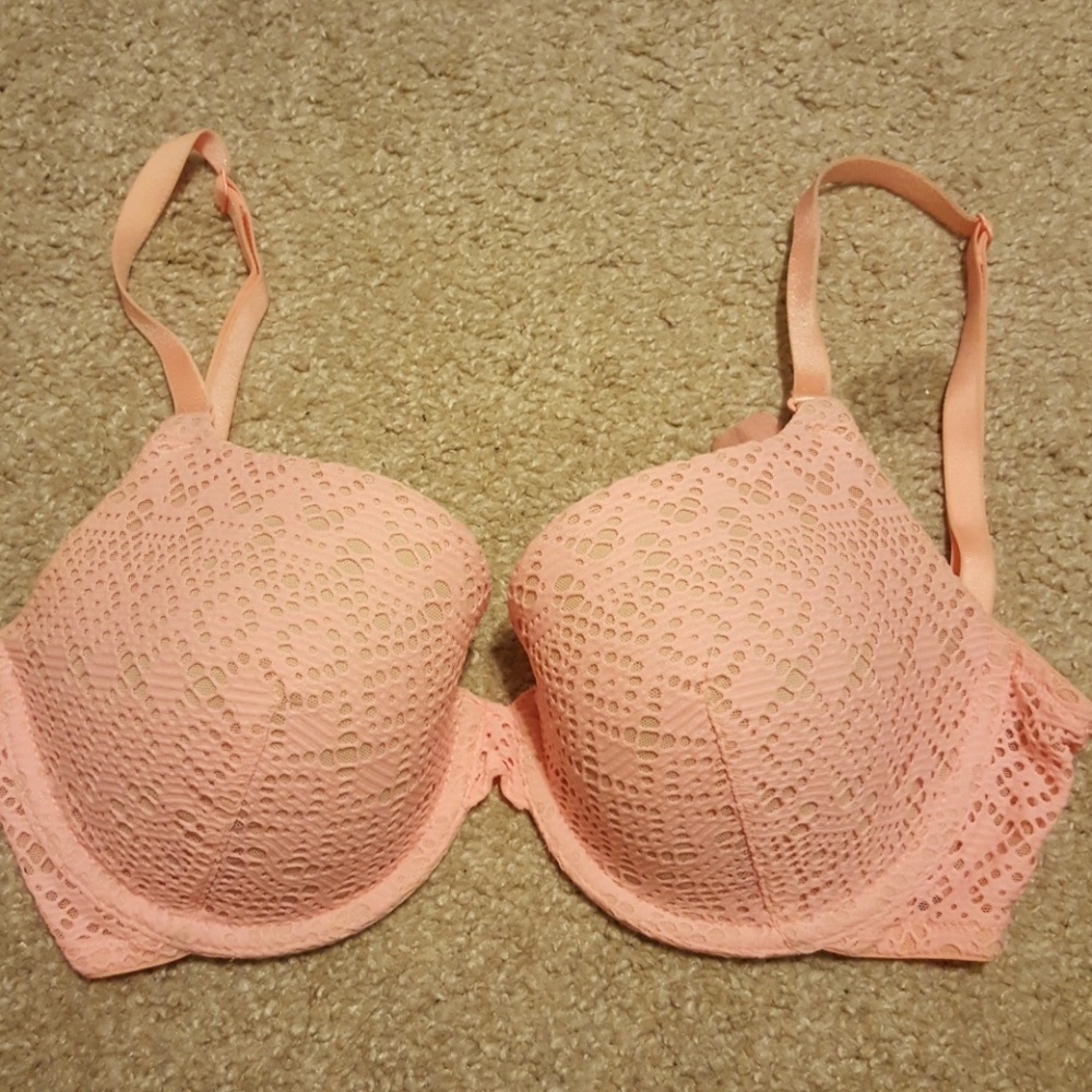Victoria's Secret 32DD demi bra